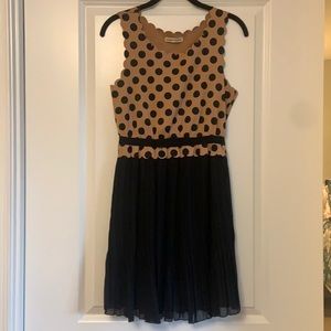 Short evening dress with a polka dot top and cut out sleeves